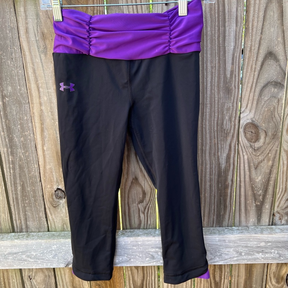 👗Under Armour black and purple compression capris